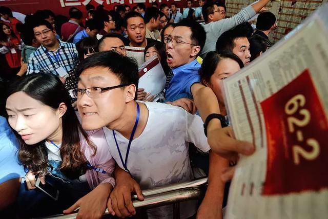 全款抢房引发调控重锤！高房价还能持久？(图2)